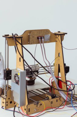 Okul laboratuarında çalışırken elektronik yazıcı, 3D yazıcı, 3D baskı. Öğrenim ve Teknoloji.