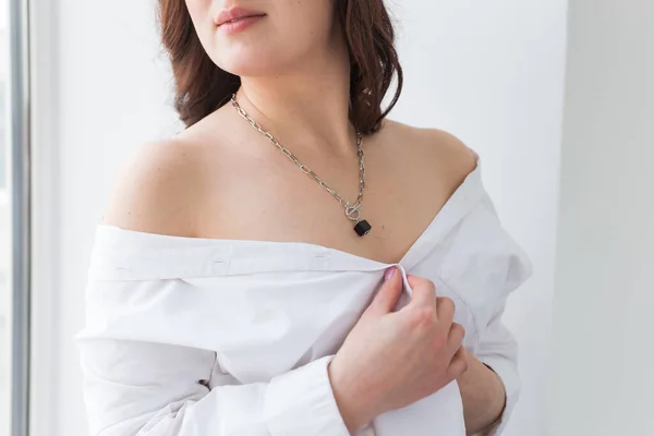 Close-up van een vrouw met sieraden, bijouterie en accessoires. — Stockfoto
