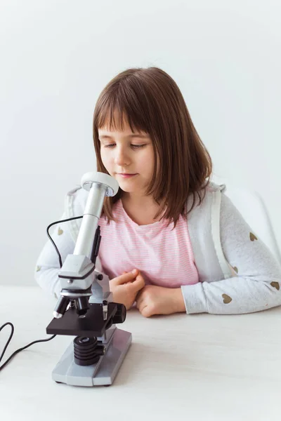 Dijital mikroskopla ödev yapan küçük şirin bir çocuğun portresi. Teknoloji, bilim ve çocuk kavramı. — Stok fotoğraf