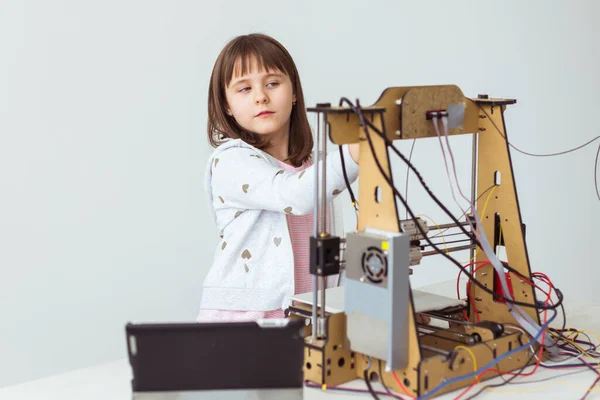 Pequeño arquitecto infantil utilizando la impresora 3D. Colegiala, tecnologías y concepto de estudio . — Foto de Stock