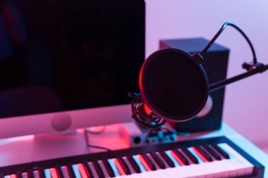 Sentezleyici klavye dijital kayıt, ev müziği kayıt stüdyosu konsepti. Boş zaman ve hobi konsepti.