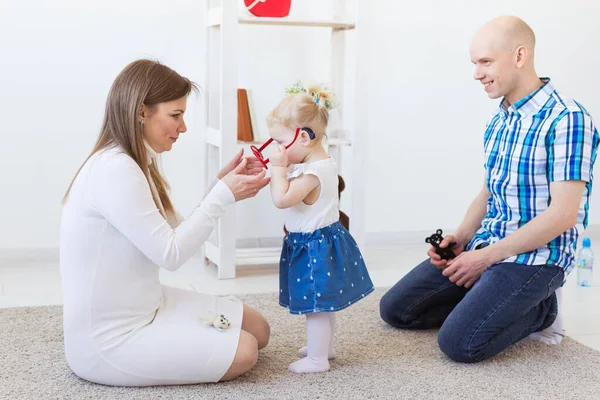 Een meisje met een gehoorapparaat. Gehandicapte kinderen, handicaps en doofheid. — Stockfoto