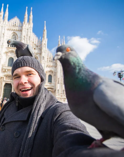 Voyage, Italie et concept amusant - Heureux touriste prendre un autoportrait avec des pigeons en face de la cathédrale Duomo, Milan — Photo