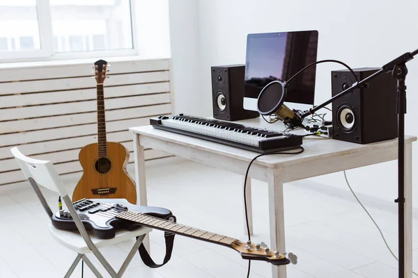 麦克风、计算机和音乐设备吉他手和钢琴背景。家庭录音工作室概念. — 图库照片