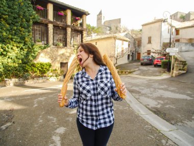 Lezzetli somun yiyen çılgın kadının komik bir fotoğrafı. Aşırı kilolu, aşırı beslenme ve açlık kavramı.