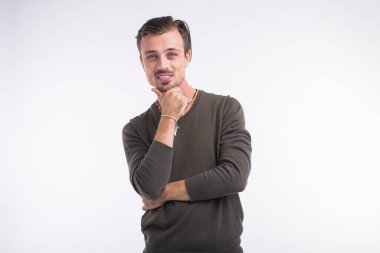 Beyaz arka plan karşı düşünceli genç adam