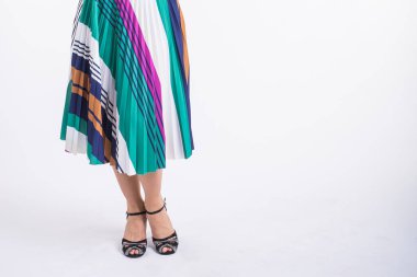 Latin dansı, salsa, çağdaş ve bachata bayan konsepti - beyaz arka planda doğaçlama dans eden kadın. Boşluğu kopyala.
