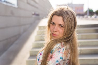 Parkta gülümseyen güzel sarışın kadın. Yaz, tatil ve tatil konsepti.