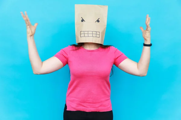 Woman standing with a cardboard on her head with angry face. Emotions concept. — Stock Photo, Image