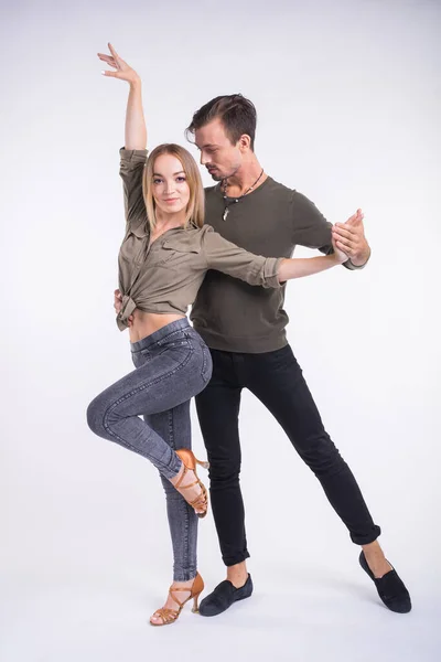 Casal de beleza dançando dança social. Kizomba ou bachata ou semba ou taraxia, sobre fundo branco. Conceito de dança social . — Fotografia de Stock