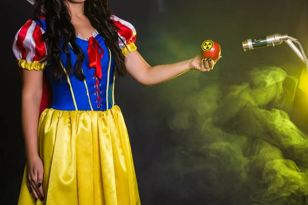 Μέτρηση κινδύνου, πυρηνικής ενέργειας και ακτινοβολίας - Κορίτσι κρατά το μήλο με το σύμβολο κινδύνου ακτινοβολίας. — Φωτογραφία Αρχείου