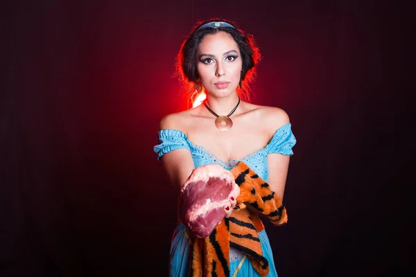 Stop animal killing concept - Pretty girl show animal skin and raw meat that she wants to tell someone dont kill animals or stopped violence against animal. — Stock Photo, Image