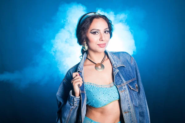 Varázslat, cosplay és mese koncepció - portré egy fiatal nő a kép egy keleti tündér hercegnő kék háttér. — Stock Fotó