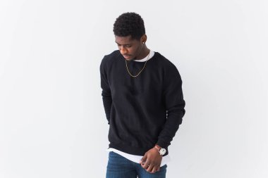 Afro saçlı, yakışıklı Afrikalı Amerikalı bir adam. Beyaz arkaplanda fotokopi alanı olan bir portre. Kameraya bakan adam..