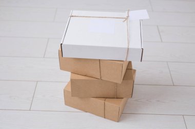 Kenevir fitili paketi. Teslimat servisi. Çevrimiçi nakliye. Tatil hediyeleri konsepti. Bir sürü hediye.