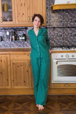 Genç esmer kadın evde dinleniyor. Karantina, izolasyon, koronavirüs salgını. Evde kal..