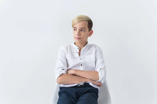 Depresión adolescente y concepto de pubertad - Triste retrato adolescente de cerca sobre fondo blanco . —  Fotos de Stock