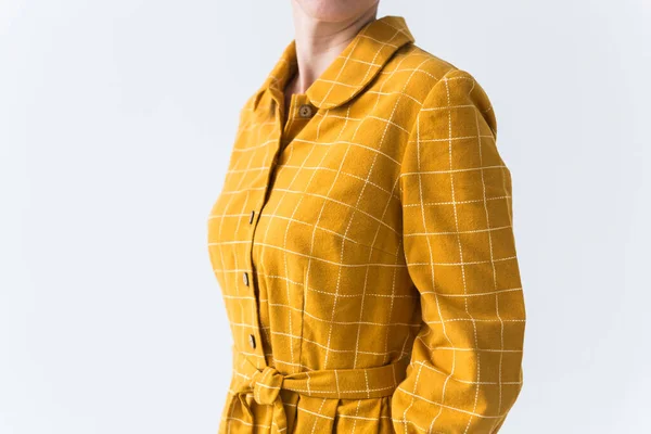 Концепция одежды, дизайнера и портного - верхняя часть желтого платья на белом фоне . — стоковое фото