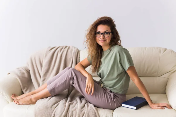 Coronavirus, Covid-19, quarantaine, isolement, monde pandémique de coronavirus. Reste à la maison. Femme ennuyée passer du temps assis sur le canapé à la maison . — Photo