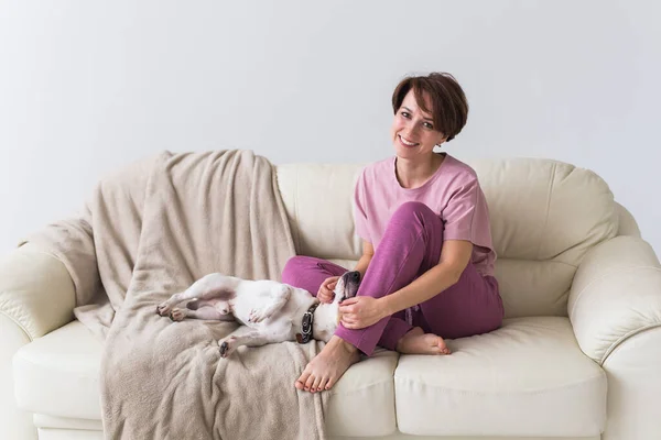 Mladá krásná žena doma se svým roztomilým psem. Karanténa, izolace, pandemický svět koronaviru. Zůstaň doma.. — Stock fotografie
