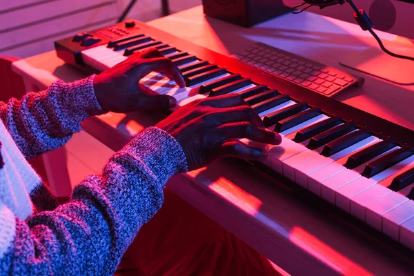 Músico y haciendo concepto de música - productor de sonido afroamericano masculino trabajando en estudio de grabación, primer plano . — Foto de Stock