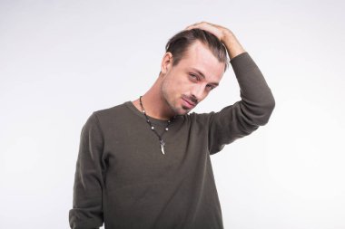 Zarif genç yakışıklı adam. Stüdyo moda portresi. Beyaz arkaplan.