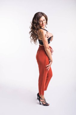 Latin dansı, striptiz dansı, çağdaş ve bachata bayan konsepti - doğaçlama dans eden ve uzun saçlarını beyaz arka planda gezdiren kadın.