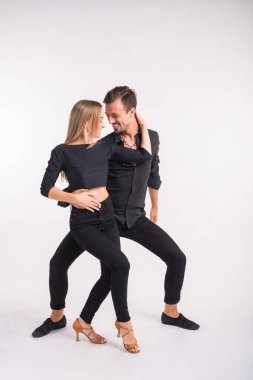 Dans eden güzel çift. Kizomba veya bachata veya semba veya taraxia, beyaz arkaplanda. Sosyal dans konsepti.