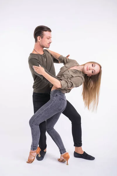 Casal de beleza dançando dança social. Kizomba ou bachata ou semba ou taraxia, sobre fundo branco. Conceito de dança social . — Fotografia de Stock