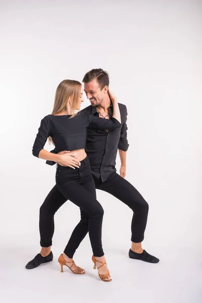 Pareja de belleza bailando baile social. Kizomba o bachata o semba o taraxia, sobre fondo blanco. Concepto de danza social . — Foto de Stock