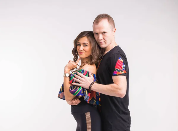 Legrační pár tančí společenský tanec. Kizomba nebo bachata nebo semba nebo taraxie, na bílém pozadí. Koncept společenského tance. — Stock fotografie