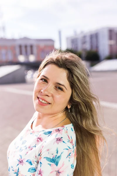 Retrato de alegre alegre sorrindo jovem bela mulher loira ao ar livre. Verão e conceito de pessoas . — Fotografia de Stock