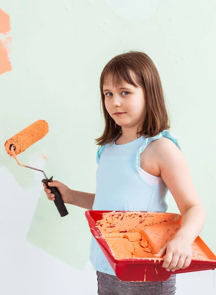 Piccola pittrice di bambini che fa lavori di ristrutturazione. Ridecorazione, riparazione e riverniciatura concetto . — Foto Stock
