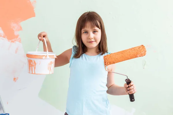 Piccola pittrice di bambini che fa lavori di ristrutturazione. Ridecorazione, riparazione e riverniciatura concetto . — Foto Stock