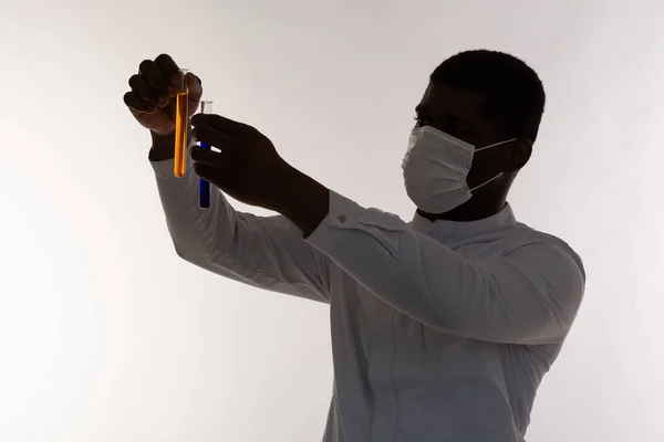 Orvosi kémcső minták orvos kezében fehér háttér. Vakcinafejlesztés, világjárvány és koronavírus-koncepció. — Stock Fotó