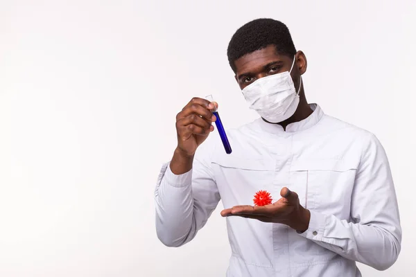 Médecin ou travailleur tenant le tube avec le vaccin Coronavirus pour COVID-19. Coronavirus model in human hand. Concept de développement de vaccins . — Photo