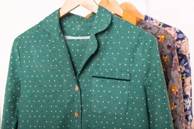 Kıyafet perakende konsepti. Elbise mağazasında kadın pijamaları asılıydı. Pijama dükkanda. Reklam, satış, moda ve alışveriş konsepti.