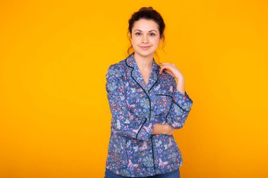 Moda portresi. Güzel kız. Renkli sarı arka planda eğleniyor..