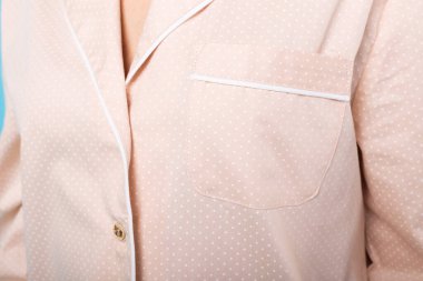 Yakın çekim detayı ve pijamanın kumaş dokusu. Ev ödevi, uyku tulumu, alışveriş ve satış konsepti.