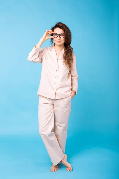 Menina posando em pijama no fundo azul. Relaxe o bom humor, estilo de vida e conceito de sleepwear . — Fotografia de Stock