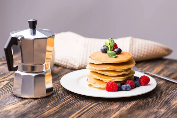 Leckere Pfannkuchen mit frischen Blaubeeren und Himbeeren. — Stockfoto