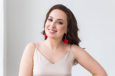 Zarif saç stili, lüks mücevherleri ve bijouterisi olan güzel bir genç kadının yakın plan portresi..