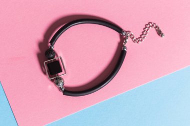 Mükemmel aksesuarlar. Moda mücevher seti. Moda mücevherleri ve bijouterie. Üst görünüm.