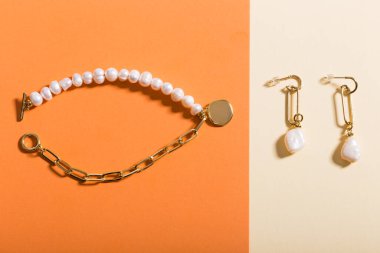 Mükemmel aksesuarlar. Moda mücevher seti. Moda mücevherleri ve bijouterie. Üst görünüm.