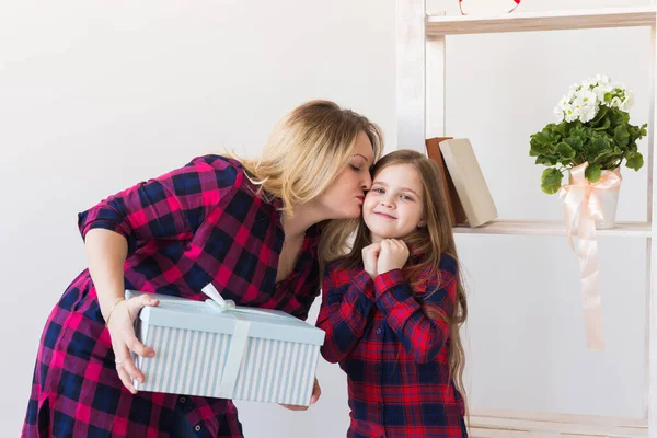 Adorable niña con una gran caja de regalo dándosela a su madre. Vacaciones, cumpleaños y regalos concepto . — Foto de Stock
