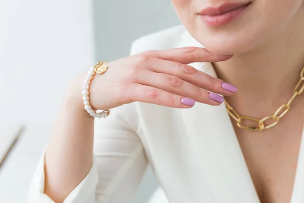 Primo piano della donna che indossa una collana e un braccialetto d'oro. Concetto di gioielli, bigiotteria e accessori . — Foto Stock
