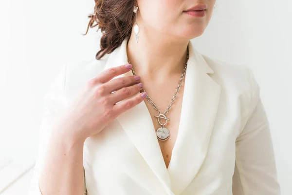 Mulher elegante com brincos de jóias de prata e corrente, close up retrato. Acessórios, jóias e conceito de bijouterie . — Fotografia de Stock
