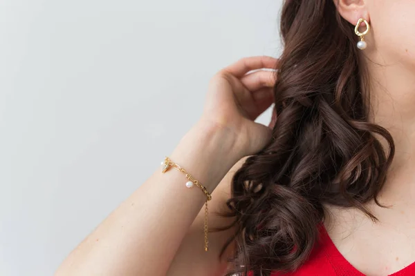 Close-up da sessão de moda da jovem mulher morena com penteado elegante no estúdio branco. Conceito de estilo moderno . — Fotografia de Stock