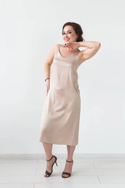 Menina posando em um quarto branco. Retrato de estúdio estilo de moda. Mulher elegante na moda . — Fotografia de Stock