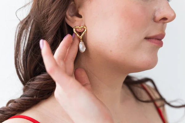 Elegáns nő fülbevalóval, közeli portré. Tartozékok, ékszerek és bijouterie koncepció. — Stock Fotó